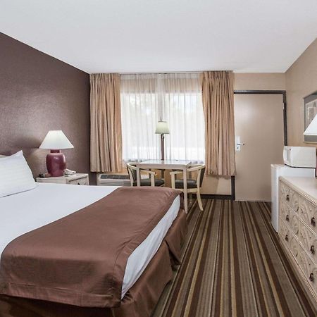 Travelodge By Wyndham Deltona Exterior photo